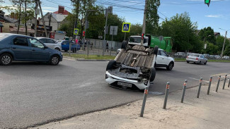 В Воронеже на скорости перевернулась иномарка: появилось видео 