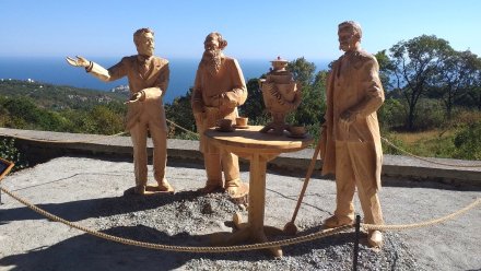 Воронежский резчик бензопилой создал в Крыму парк деревянных скульптур