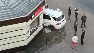 В Воронеже Mercedes протаранил мебельный салон