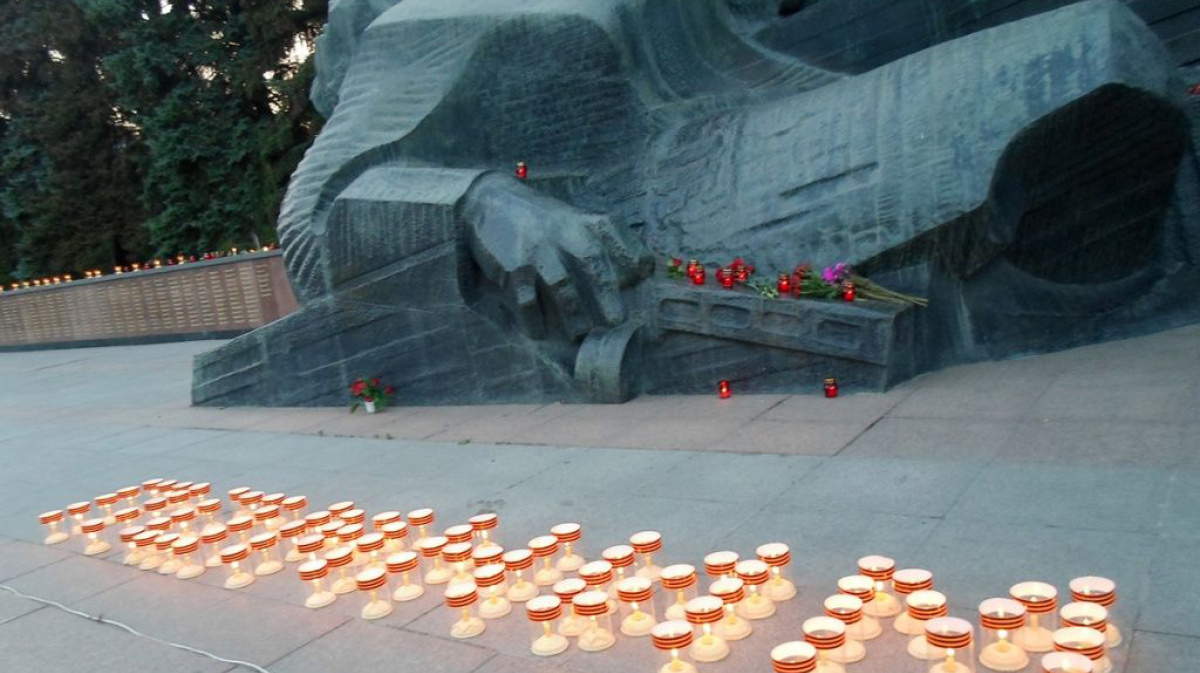 Памятник погибшему солдату. Вечный огонь Воронеж памятник славы. Памятник погибших в Великой Отечественной войны в Воронеж. Вечный огонь Воронеж Чижовский. Вечный огонь Чижовском плацдарме.