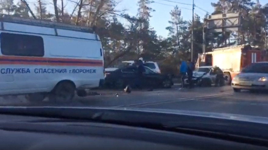 В Воронеже из-за аварии с участием шести машин на окружной образовалась пробка