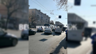 Двойное ДТП парализовало движение в центре Воронежа