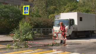 В Воронеже в образовавшуюся из-за коммунальной аварии яму провалилась машина