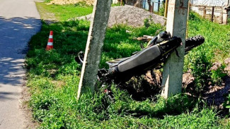 В Воронежской области байкер попал в больницу после столкновения с опорой ЛЭП