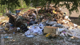 В Воронеже около школы образовалась свалка со строительным мусором
