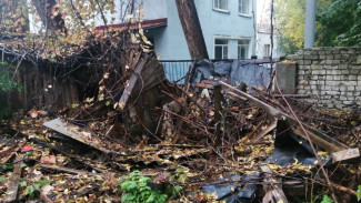 Воронежцы забили тревогу из-за груды строительного мусора вокруг детского сада