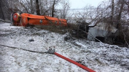 В Воронежской области из перевернувшегося бензовоза на дорогу разлилось топливо