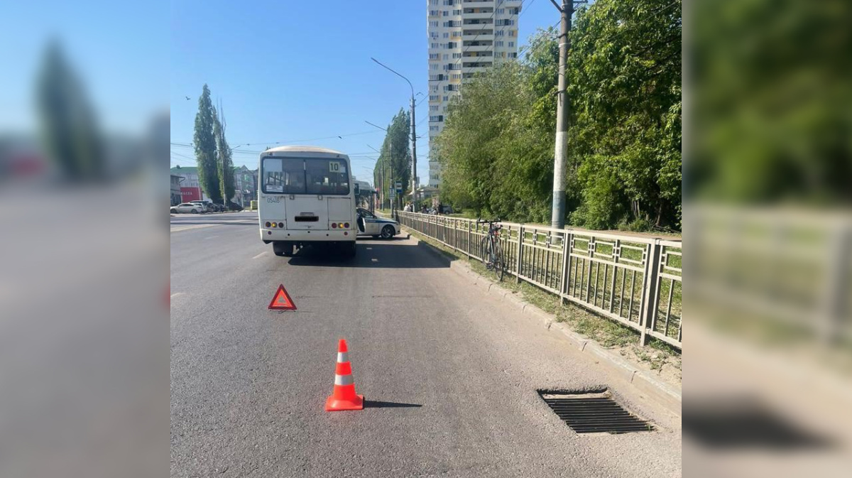 Велосипедист пострадал в ДТП с автобусом №10 в Воронеже | 17.05.2023 |  Воронеж - БезФормата