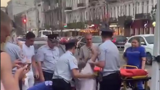 Скорая и полиция съехались к клубу в центре Воронежа из-за состояния девочки-подростка