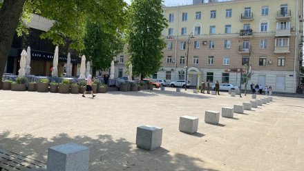 Советскую площадь в Воронеже защитили от незаконной парковки каменными кубами