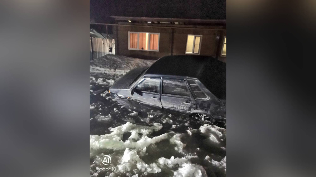 ВАЗ утонул в огромной замёрзшей луже в воронежском райцентре – Новости  Воронежа и Воронежской области – Вести Воронеж