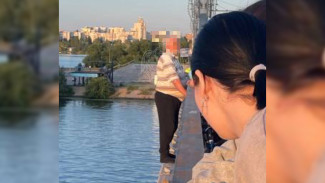 Спасатели отговорили воронежца от прыжка с Чернавского моста