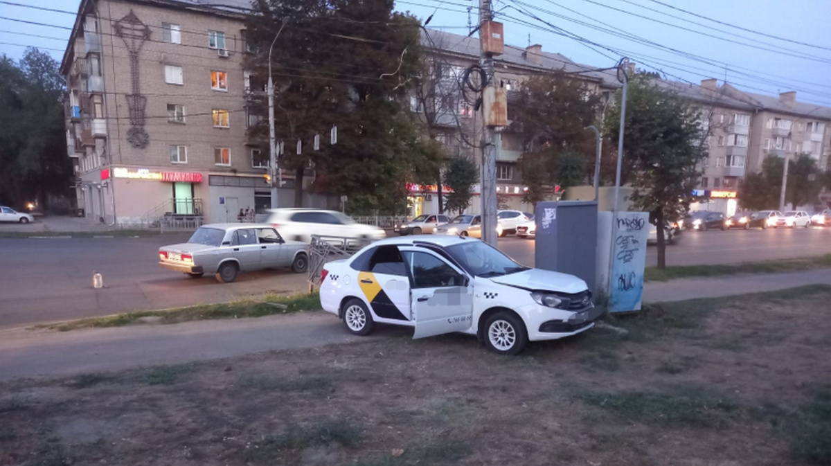 В Воронеже машина «Яндекс.Такси» вылетела на тротуар после столкновения с  «Жигулями» | 17.08.2021 | Воронеж - БезФормата