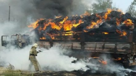 КамАЗ с 15 тюками сена сгорел на трассе в Воронежской области