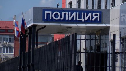 В Воронеже полицейского ударили по лицу за просьбу показать документы