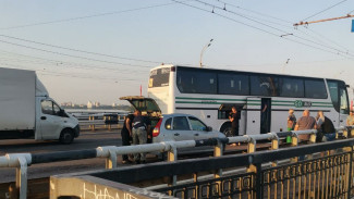 Рейсовый автобус застрял на Чернавском мосту в Воронеже
