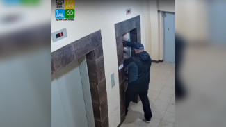 Спасение жильцов из сломанного лифта воронежской многоэтажки сняли на видео