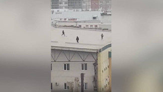 Дети устроили опасную игру в футбол на крыше в Воронеже: появилось видео