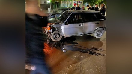В лобовом столкновении в Воронежской области пострадали два пассажира