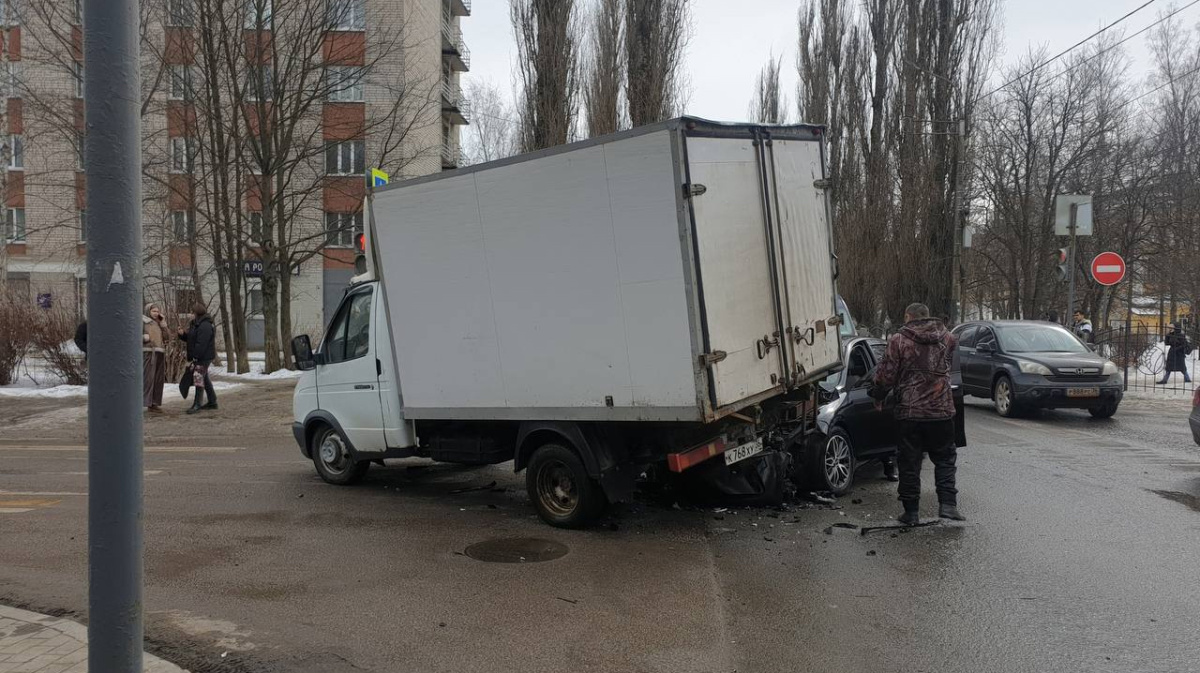 Иномарку зажало «Газелью» около остановки СХИ в Воронеже | 06.03.2024 |  Воронеж - БезФормата