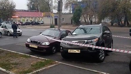 В Воронеже под 2 автомобилями провалился асфальт