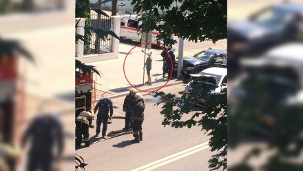 Столкнувшийся с Mercedes таксист сделал селфи на фоне аварии в центре Воронежа