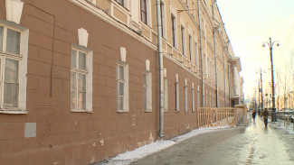 В центре Воронежа разрушающийся объект культурного наследия оградили от прохожих