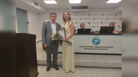 Воронежский министр наградил принявшую роды в поезде онколога