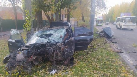 В Воронеже BMW разорвало на части после столкновения со столбом