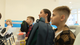 В Воронеже депутат Госдумы передал рюкзаки и тетради к школе семье с 5 детьми