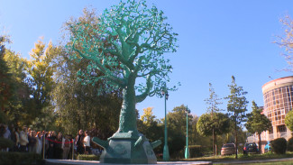 Проректор ВГЛТУ создал памятник к 95-летию вуза