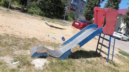 В Рамони родители пожаловались на опасные детские площадки