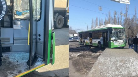 Автобус №49 влетел в фуру на Левом берегу Воронежа: двое пострадавших