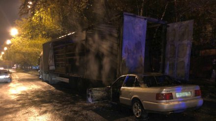 В Воронеже разыскивают водителя загоревшейся легковушки
