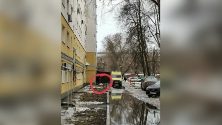 В центре Воронежа женщина выпала из окна пятиэтажки