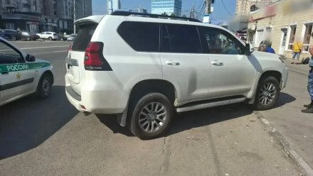 В центре Воронежа задержали водителя внедорожника с долгами на 35 миллионов