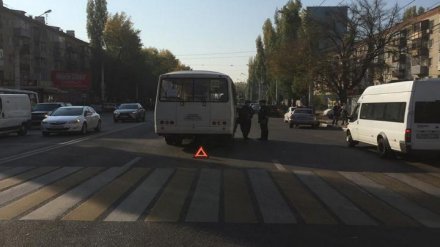 В Воронеже маршрутка на пешеходном переходе сбила парня