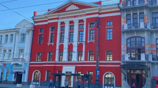 Музыкальное училище на главной улице Воронежа покрасили в ярко-красный