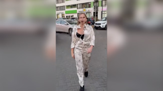 В Воронеже под камерами напали на посигналившую во дворе автомобилистку с ребёнком