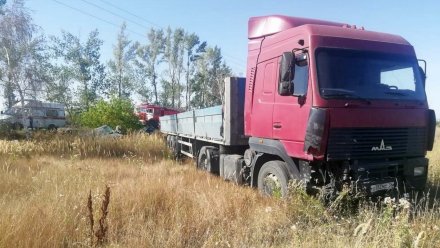 Под Воронежем фура снесла остановившуюся на трассе иномарку: погиб водитель