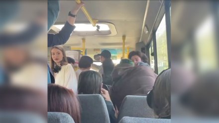 Женщину в одном топике и с чемоданом сняли на видео в автобусе в Нур-Султане
