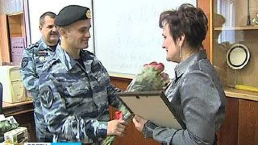 Бойцы особого назначения отложили автоматы ради букетов