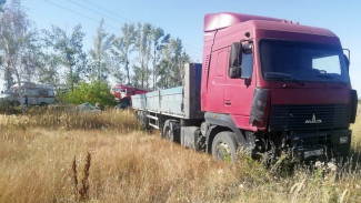 Под Воронежем фура снесла остановившуюся на трассе иномарку: погиб водитель