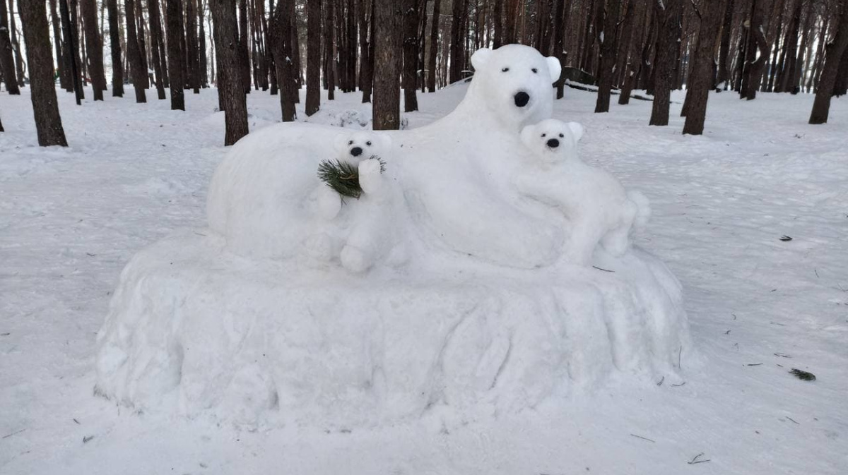 Белый медведь из снега