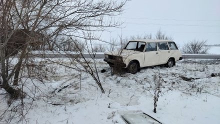 Воронежец на ВАЗе попал в ДТП на заснеженной трассе: есть пострадавший