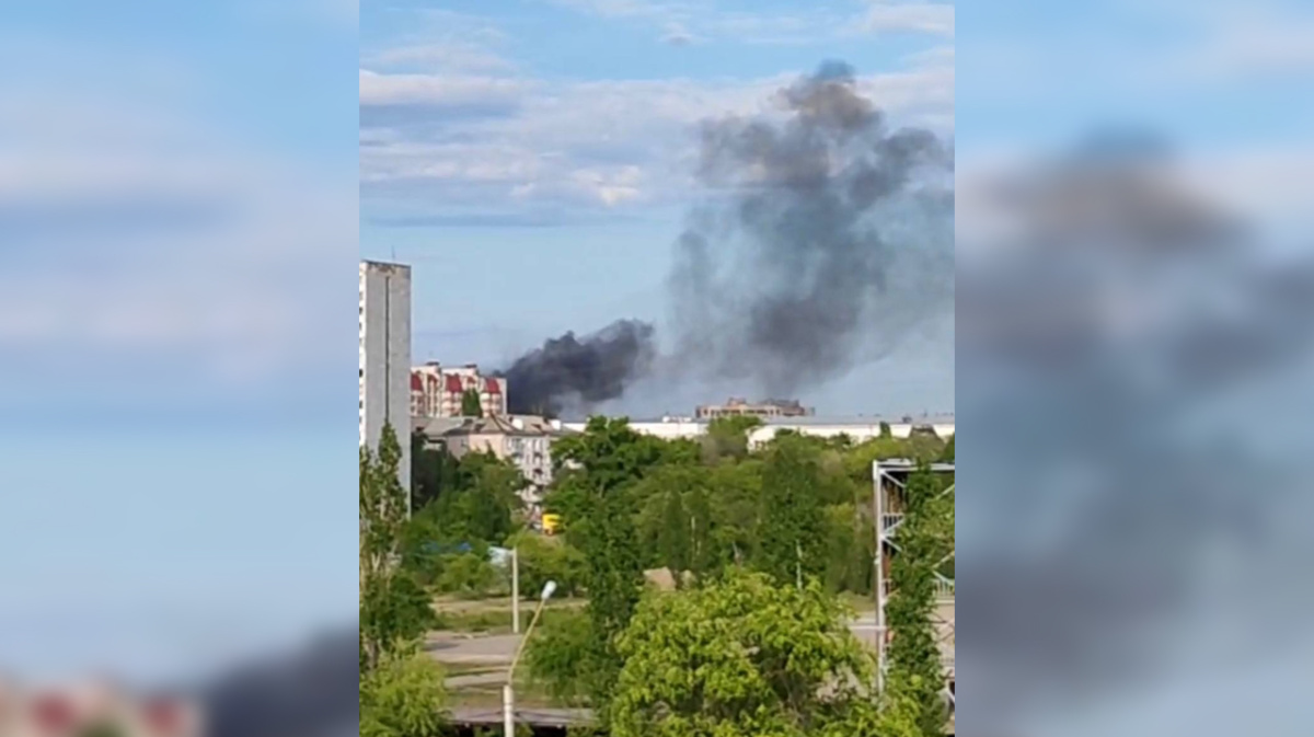 Пожар на левом берегу сегодня в воронеже. Дымовой столб. Пожар в Воронеже. Дым на улице.