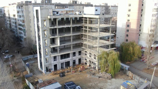 «В квартирах темно». Строительство высотки у жилого дома в Воронеже привело к скандалу