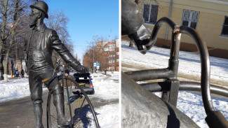 На памятнике Столлю в центре Воронежа починили сломанный руль