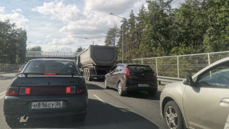 Выезд из Воронежа на проспекте Патриотов сковала многокилометровая пробка