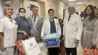 «Единая Россия» передала более тысячи подарков детям в воронежских больницах